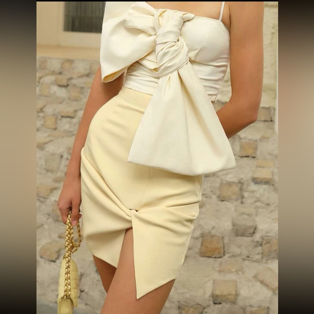 Light pastel yellow open split mini skirt - Picture 1 of 5